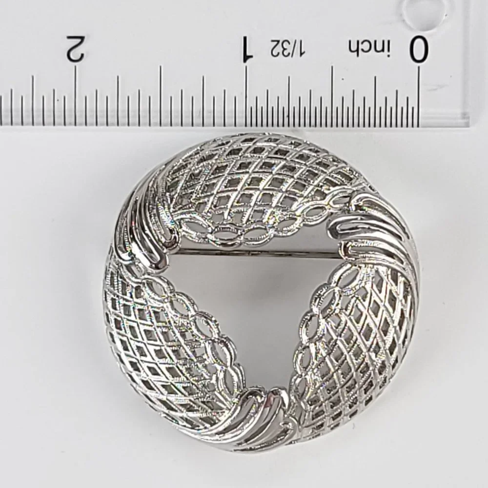Vintage‎ Monet Silver Tone Lattice Openwork Circle Brooch Pin Wreath Geometric